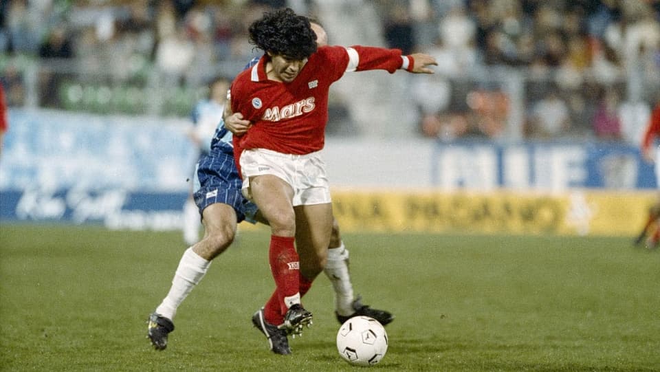 Diego Armando Maradona in einem roten Napoli-Shirt mit der Aufschrift Mars. 