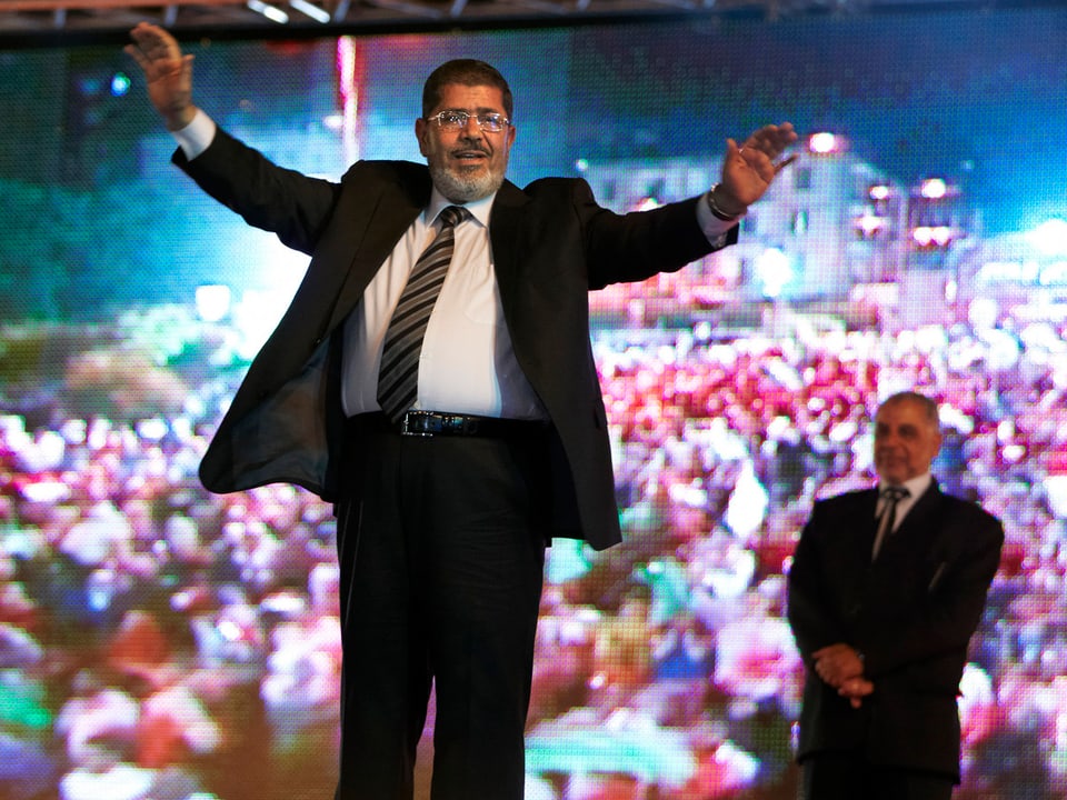 Mohammed Mursi in Siegerpose.