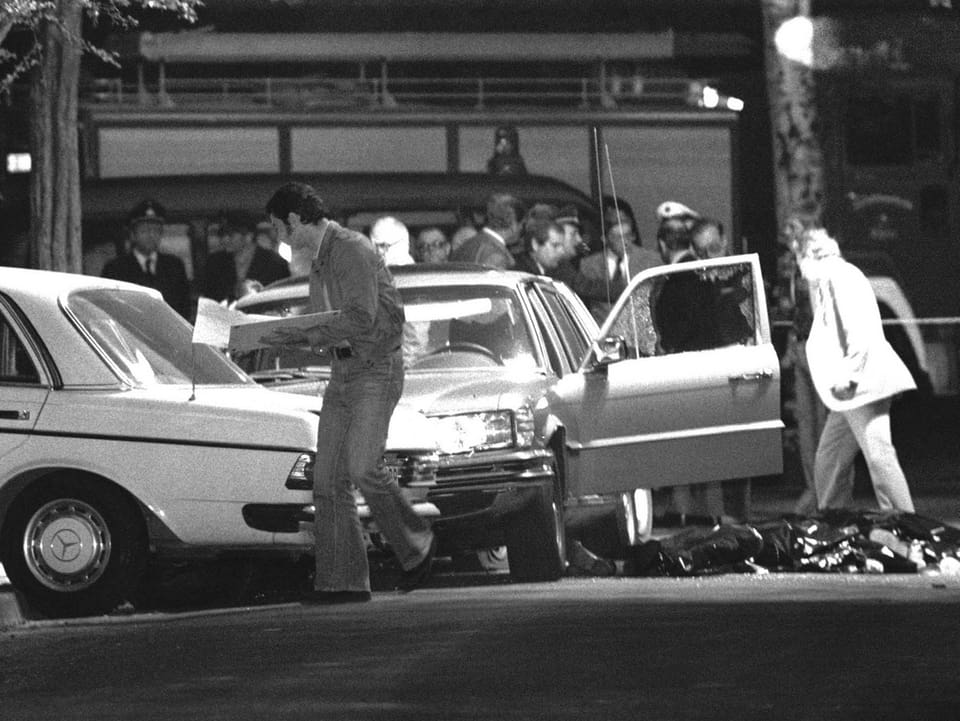 Spezialisten der Polizei am Tatort in Koeln am 5. September 1977