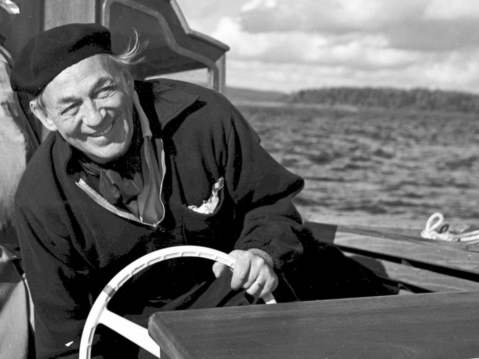 Alvar Aalto auf seinem Boot Nemo Propheta in den 1960er Jahren