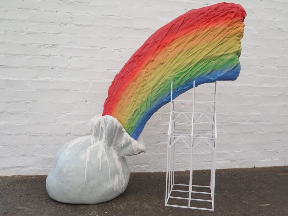 Kunstwerk: Ein Regenbogen kommt aus einem Sack