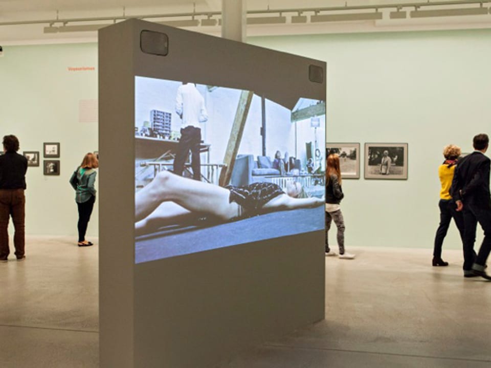 Ein Filmstill aus «Blow-Up» mit Veruschka von Lehndorff auf einer Leinwand im Fotomuseum Winterthur.