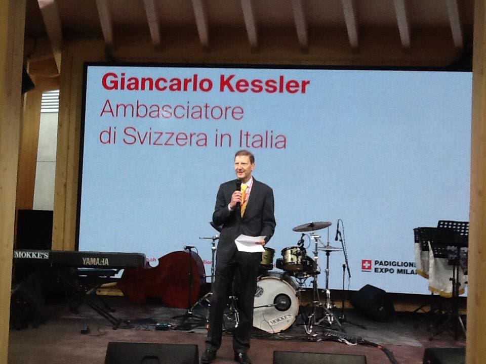 Der Schweizer Botschafter in Italien hält eine Rede.