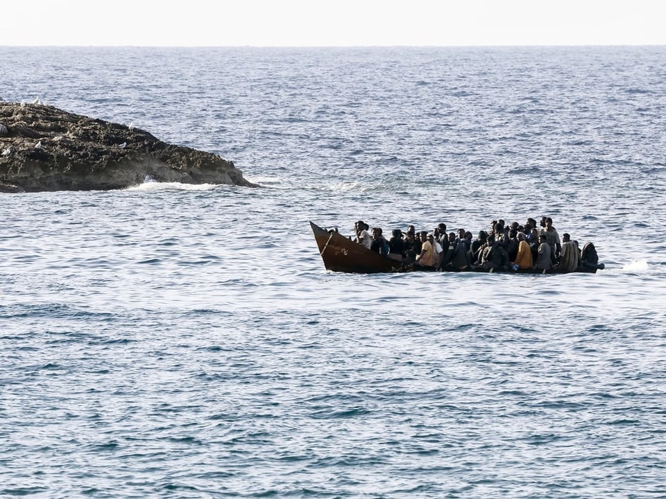 Ein Flüchtlingsboot auf dem Meer. 