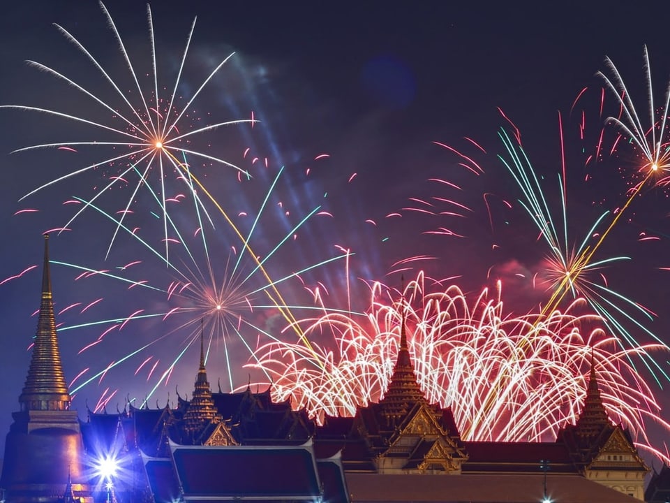 Feuerwerk explodiert über den Dächern des Palasts.