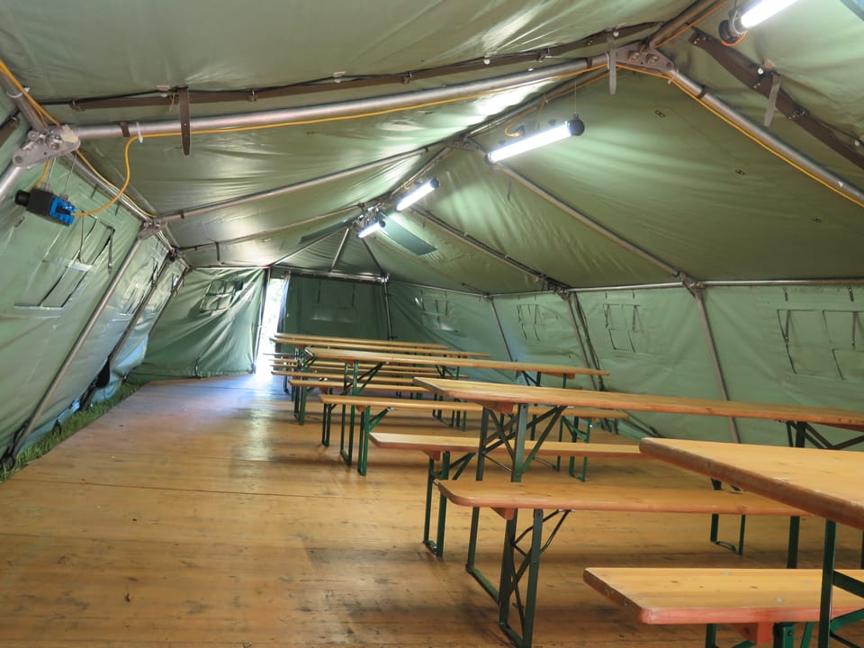 Inneres eines Zeltes, Festbankgarnituren
