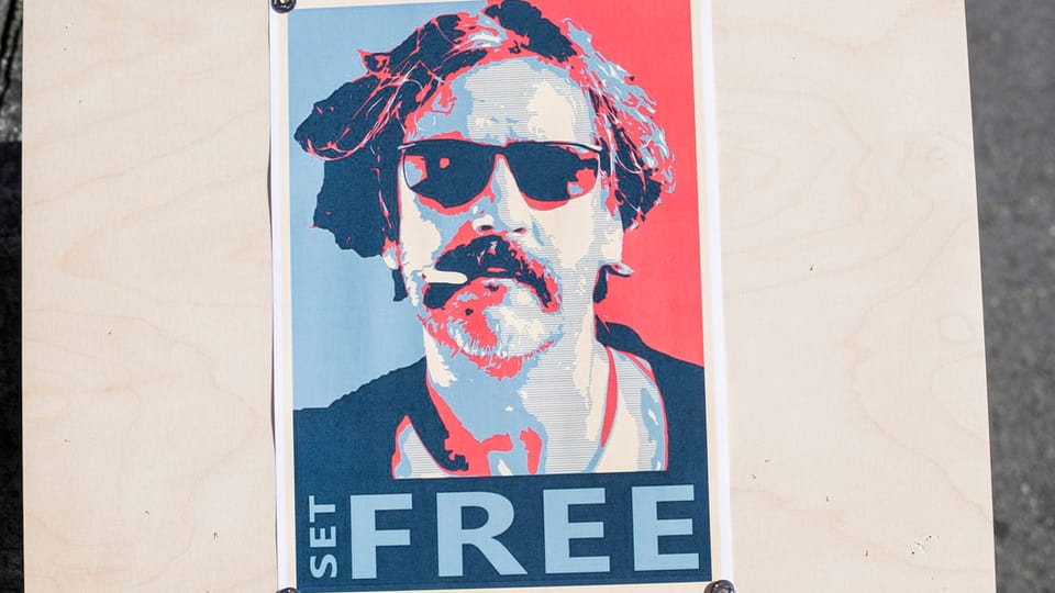 Ein Plakat wirbt fuer die Freilassung des deutsch-türkischen Journalisten Deniz Yücel.