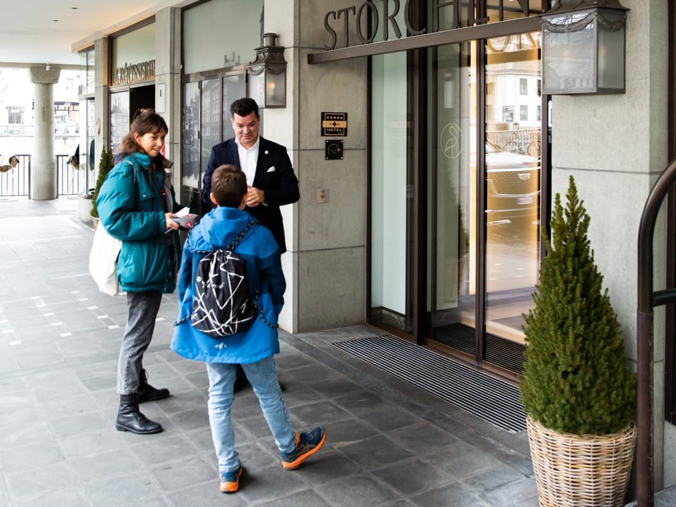 Empfang vom Hoteldirektor Andris und Dania werden vom Hoteldirektor am Eingang empfangen