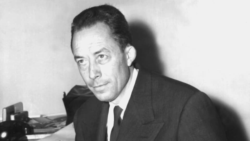 Schwarzweissfoto: Camus im Anzug