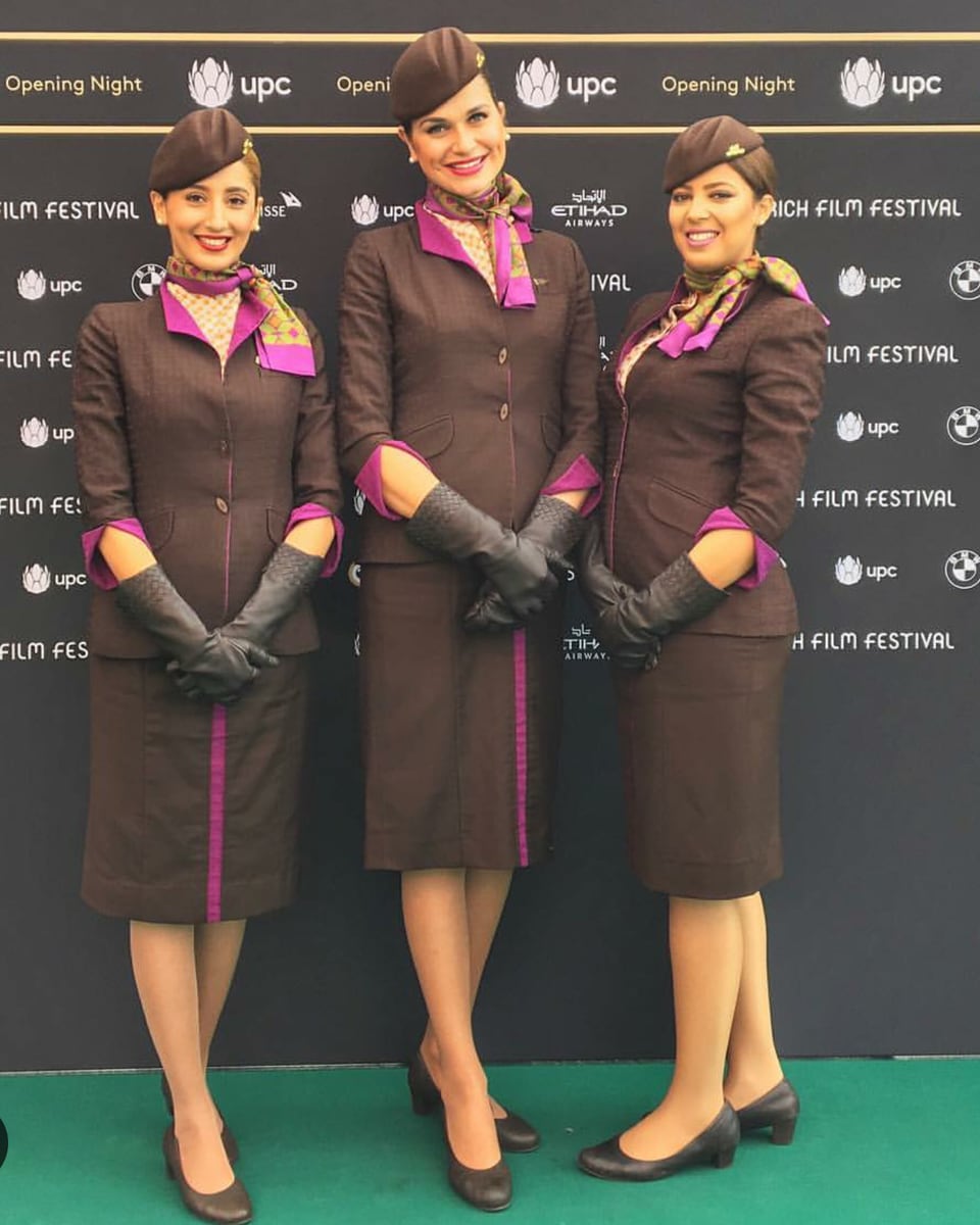 Stewardessen im Fluggesellschaftsoutfit