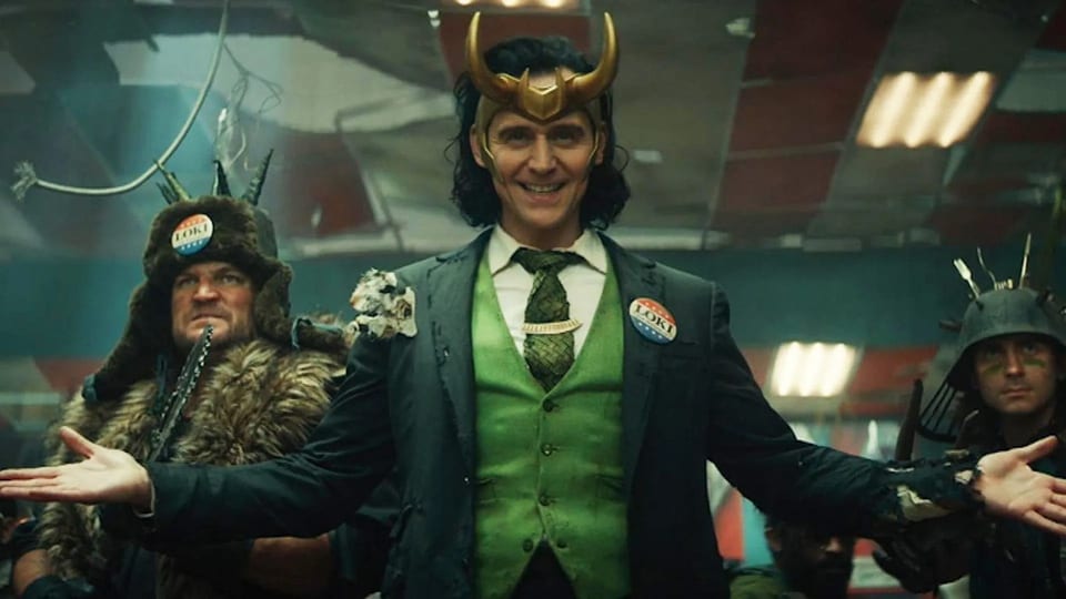 Loki (Tom Hiddlestone) posiert als Titelheld der neuen Marvel-Serie.