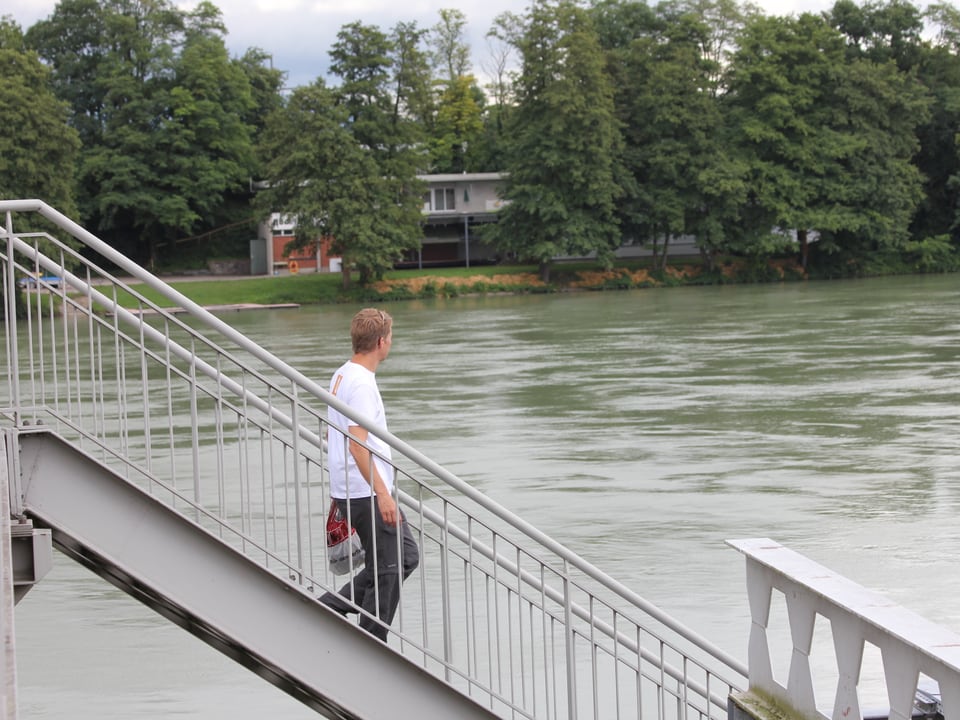 Reto Scherrer läuft eine Treppe zum Rhein hinunter.