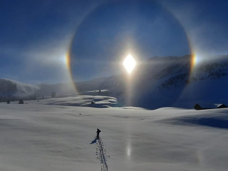 Ein Skitour unter einem Halo.