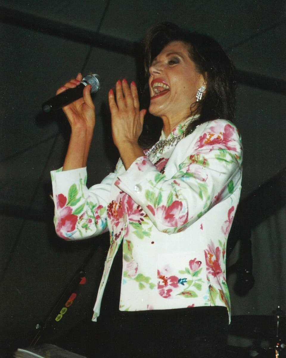 Maja Brunner singend und lachend bei einem ihrer Auftritte.