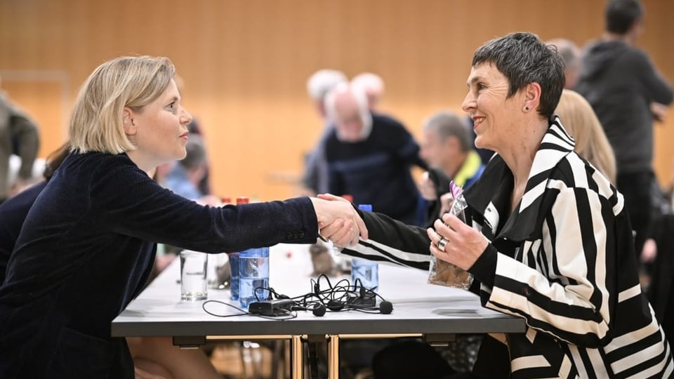 Die Ständerats-Kandidatinnen Esther Friedli (SVP) und Barbara Gysi (SP) geben sich die Hand.