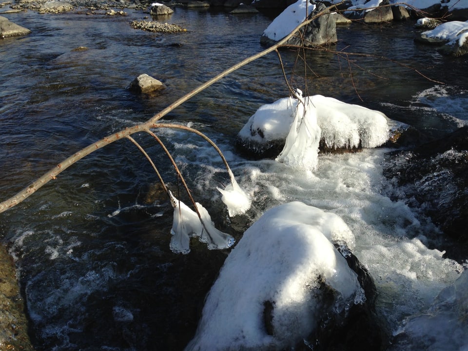 Eisskulpturen von Spritzwasser beim Fluss Alp in Trachslau SZ.