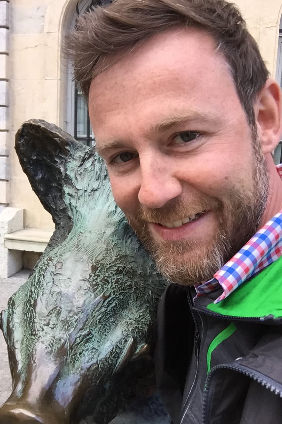 Selfie von Nik Hartmann und einer Wildsau aus Bronce. 