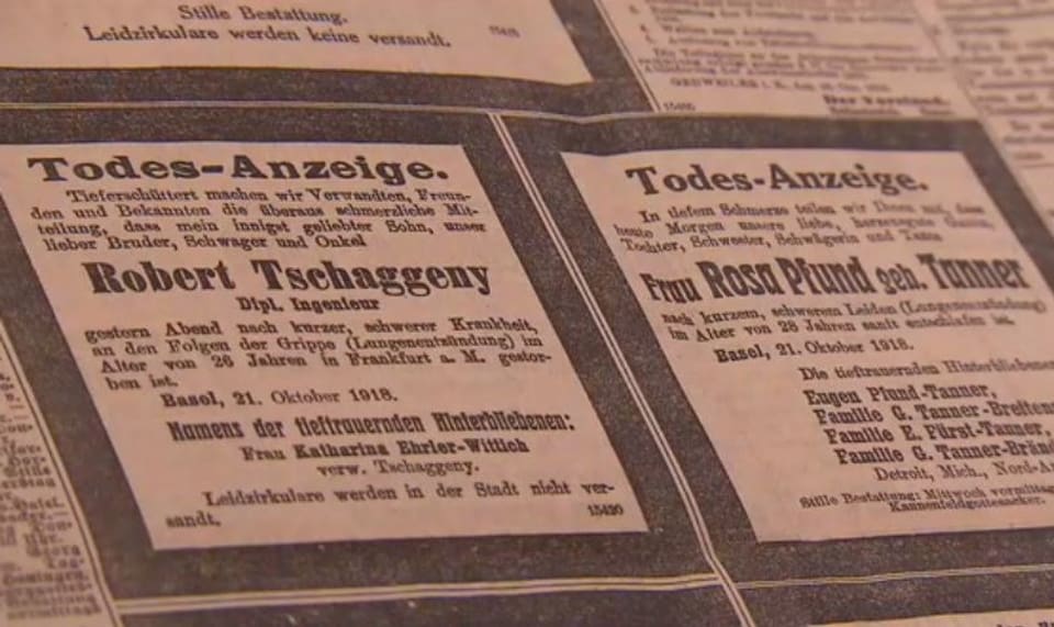 Alter Foliant mit zwei Todesanzeigen auf einer Zeitungsseite