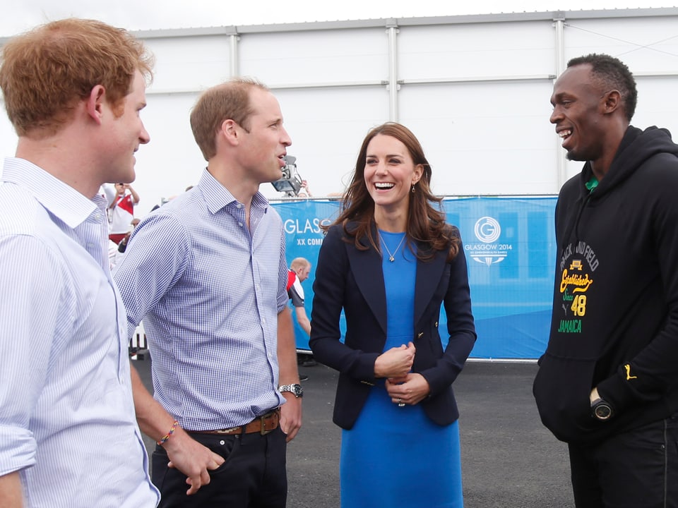 Herzogin Kate, Prinz William und Prinz Harry unterhalten sich mit Usain Bolt.