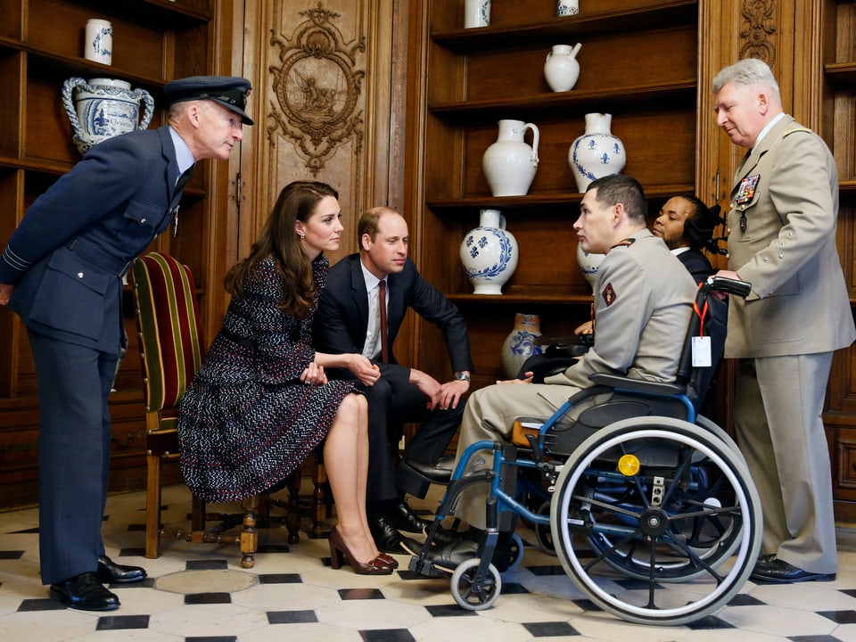 William und Kate mit einem Soldaten der im Rollstuhl sitzt. 