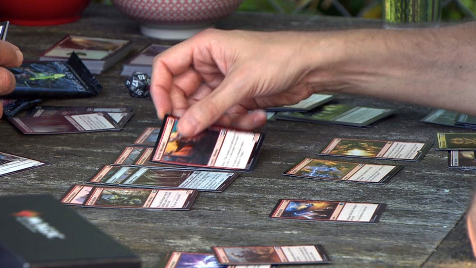 Spieler legt Magic-Karte auf den Tisch