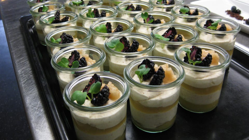 Appenzeller Bibermousse mit Birnenkompott - Dessert für die First Class-Gäste.