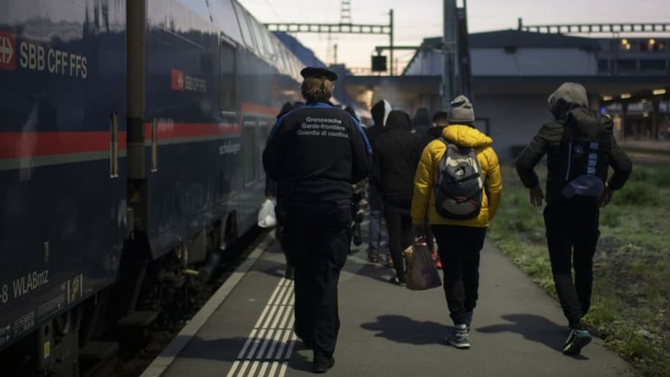 Archiv: Migranten reisen mithilfe der SBB weiter