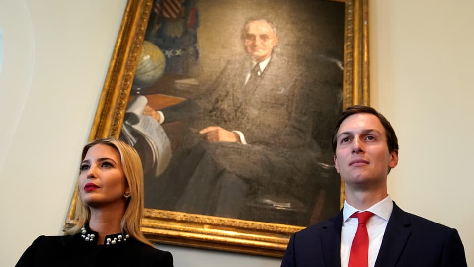Kushner und Ivanka Trump vor einem Gemälde, das Harry S. Truman zeigt. 