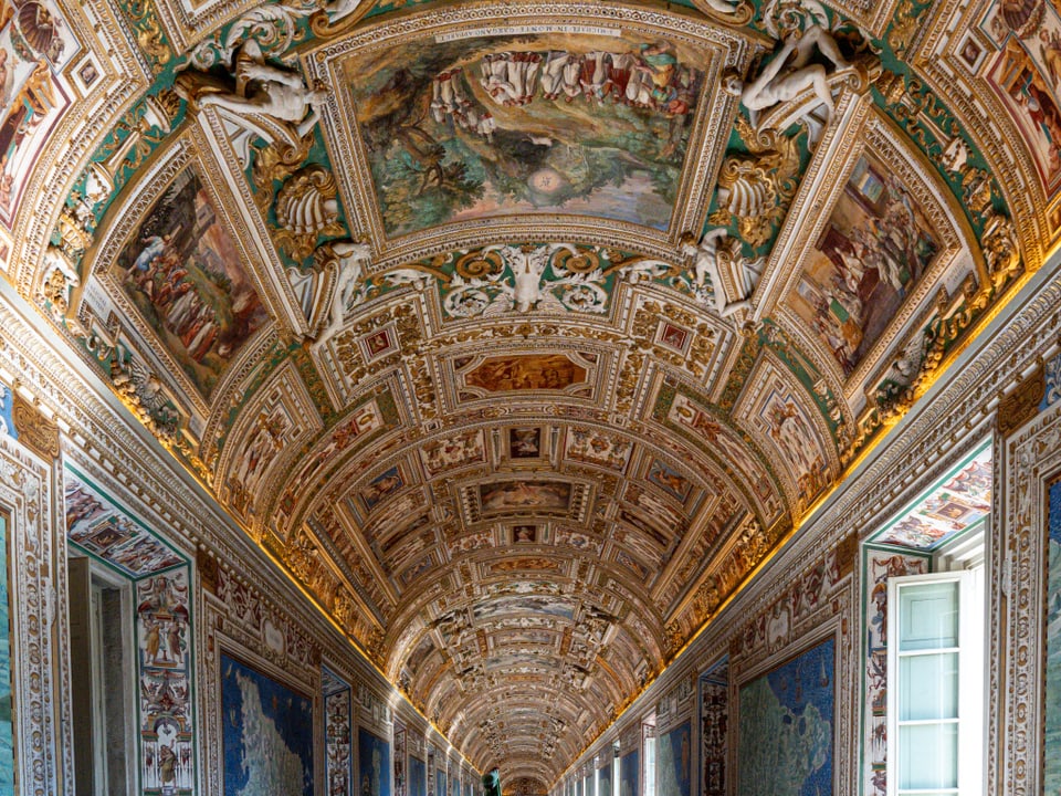 bild aus den Vatikanischen Museen mit prunkvollen Wandmalereien.