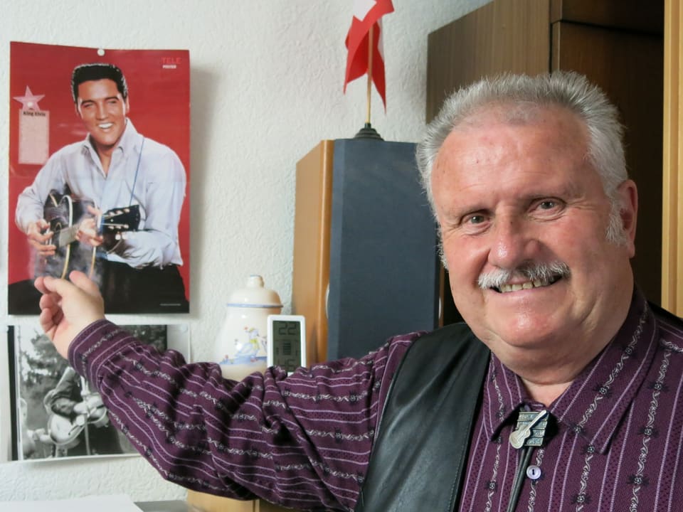 Wale Stettler zeigt in seinem Arbeitszimmer auf ein Bild seines grossen Vorbilds Elvis.