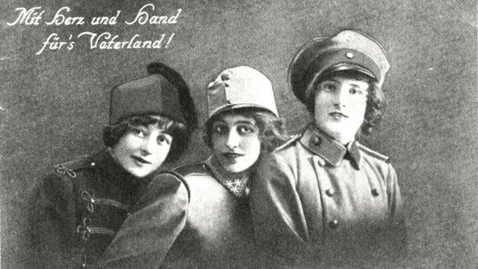 Eine Postkarte aus dem Ersten Weltkrieg. Abgebildet sind drei Frauen.