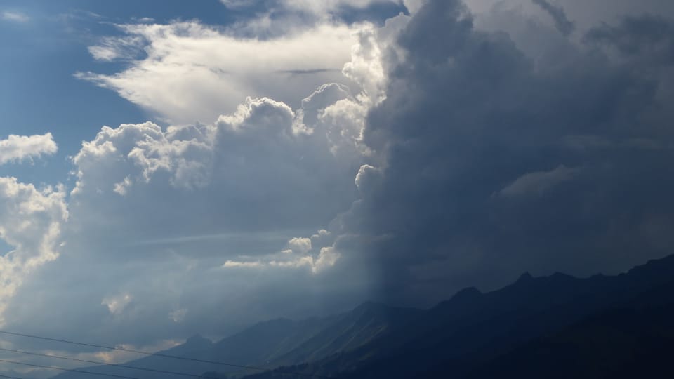 Dunkel Gewitterwolken im Berner Oberland.