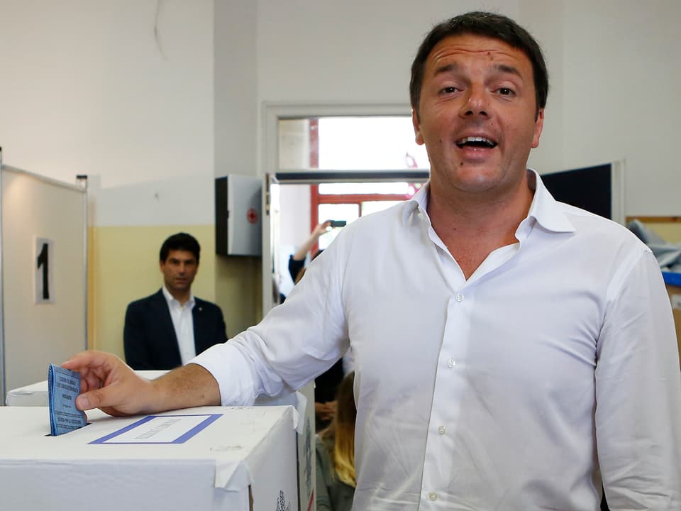 Matteo Renzi wirft seinen Wahlzettel in die Urne
