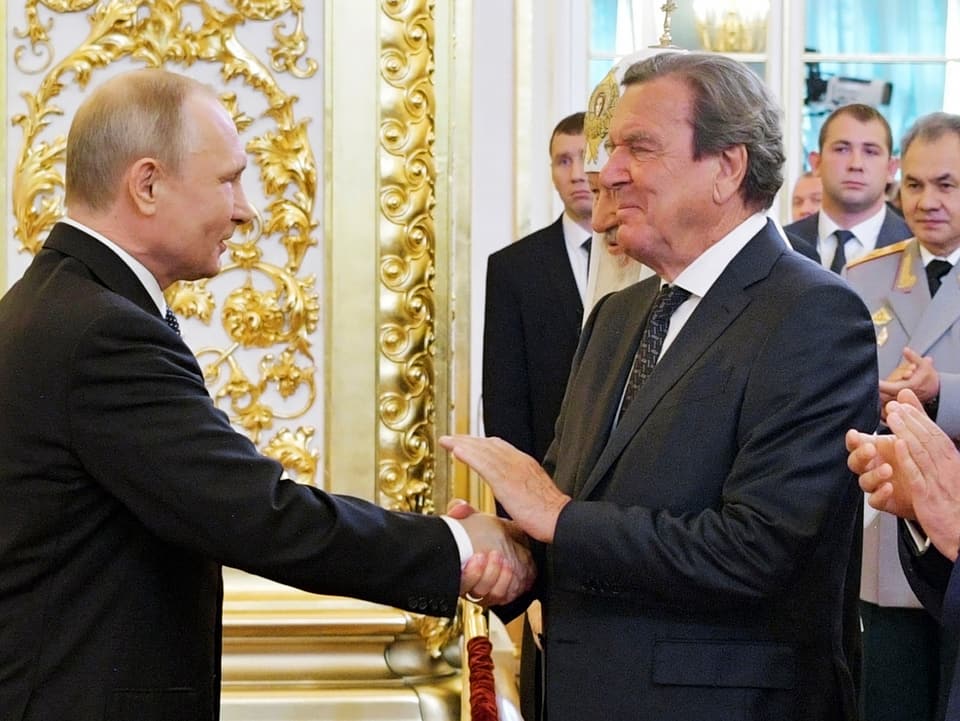 Schröder gratuliert Putin an dessen Einweihungszeremonie am 7. Mai in Moskau