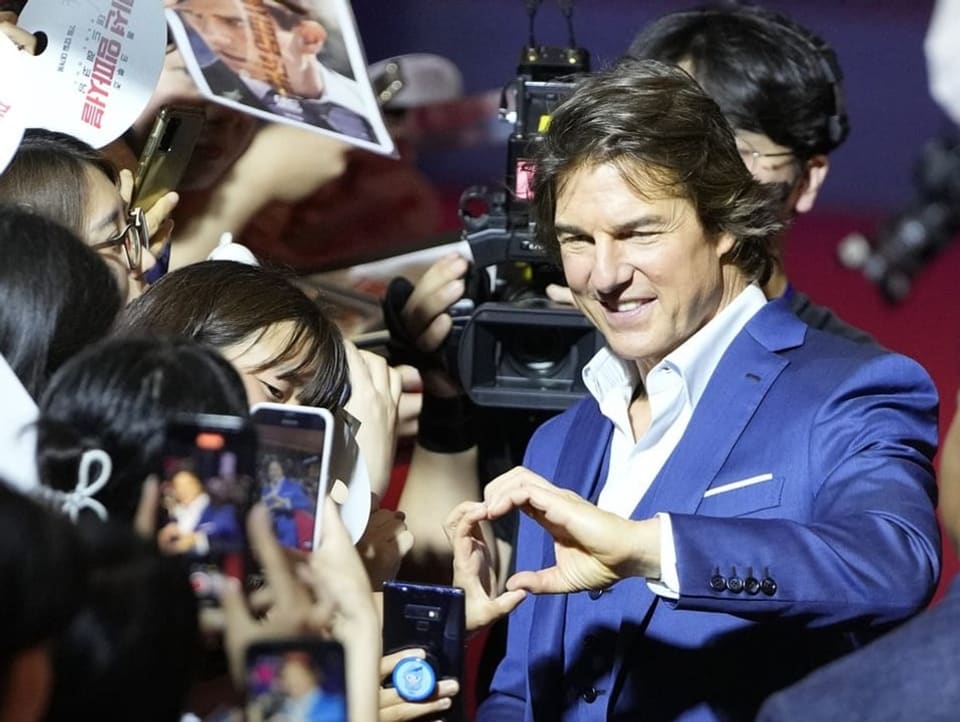 Tom Cruise mit Fans auf dem roten Teppich.