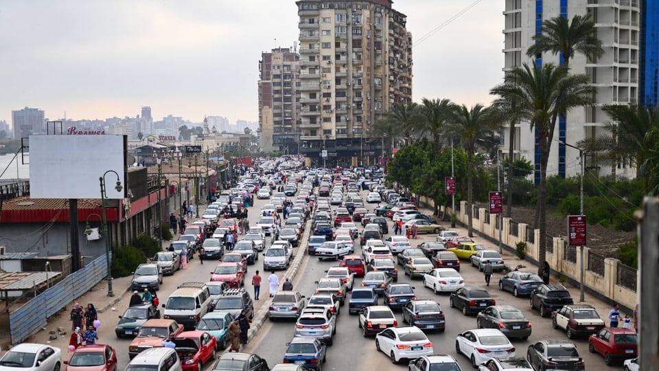 Autos stehen im Stau in Kairo.