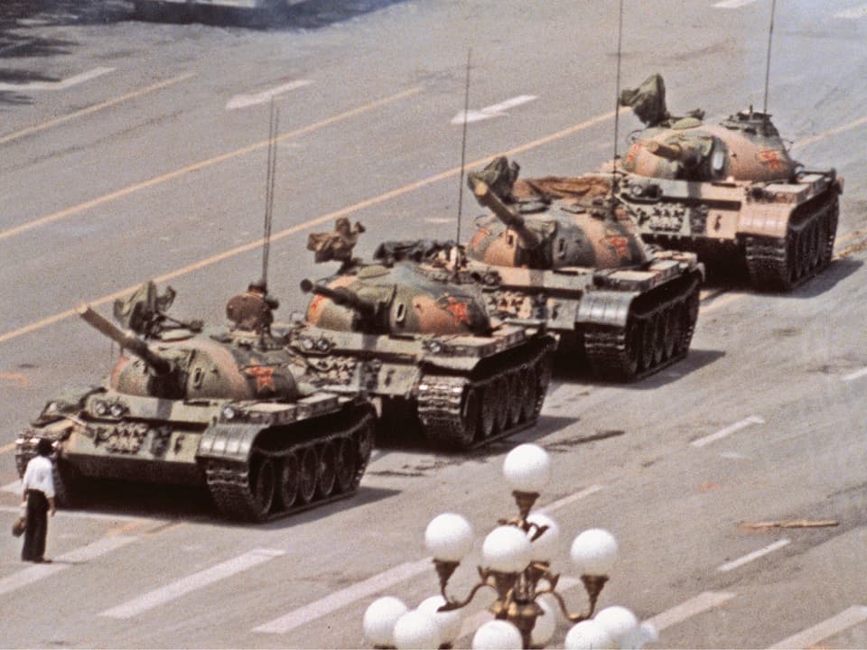 Ein einzelner Mann stellt sich vier heranrollenden Panzern entgegen. «Tank Man» nennt Widener den unbekannten Mann liebevoll. Dieses Bild geht um die Welt.