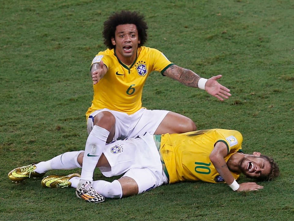 Neymar verletzt, Marcelo gestikuliert