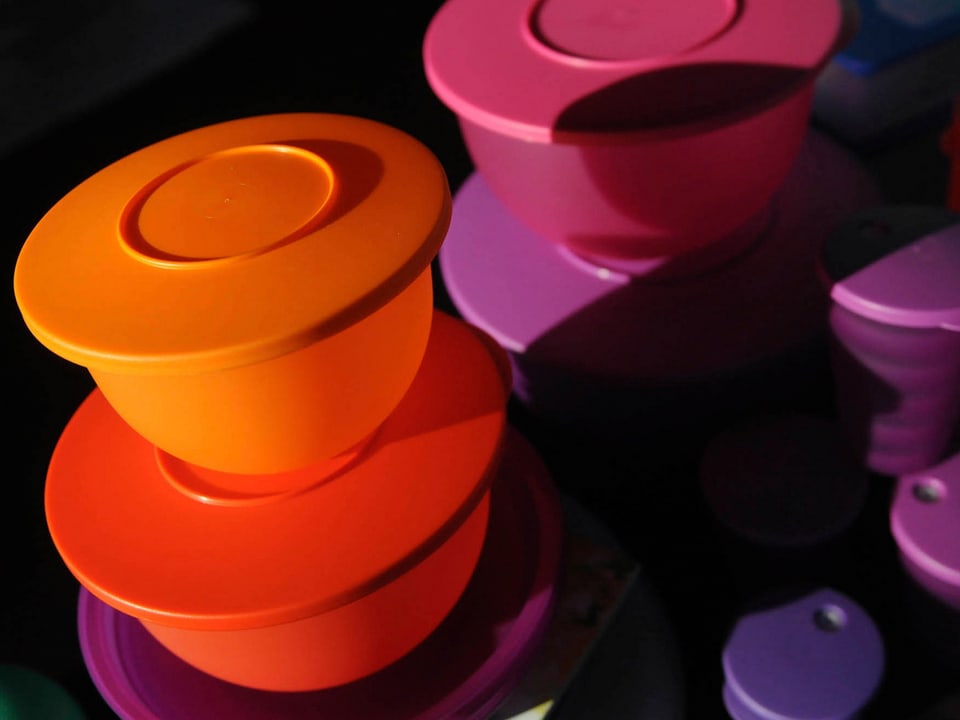 Tupperware-Behälter in verschiedenen Farben und Formen