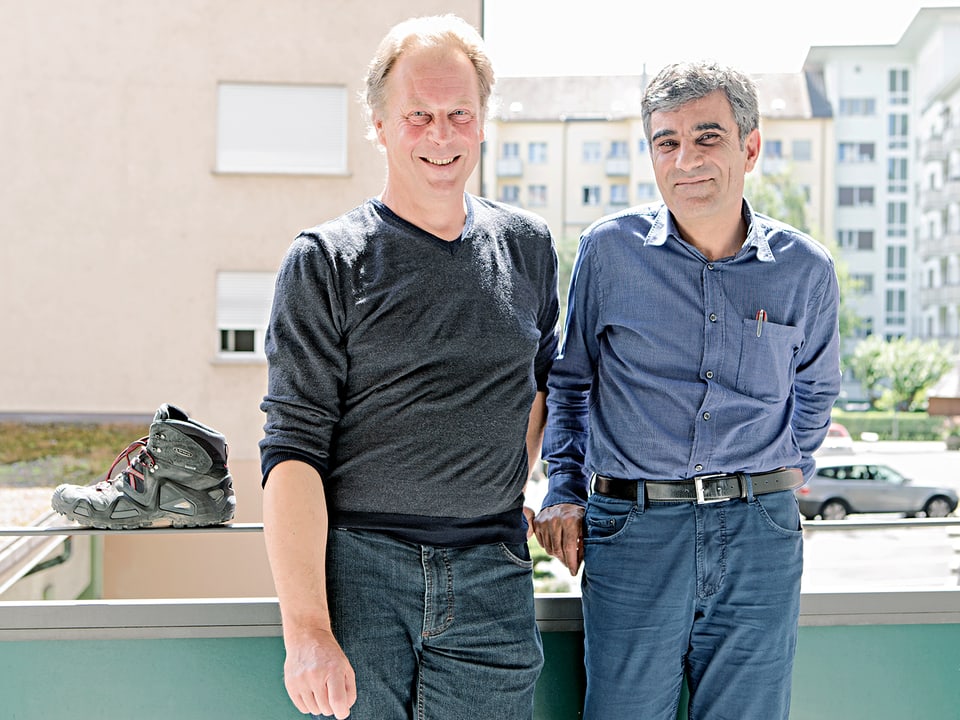 Dieter Gränicher und Yusuf Yesilöz auf einem Balkon.