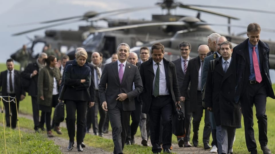 Bundesräte von Helikoptern weg gehend.