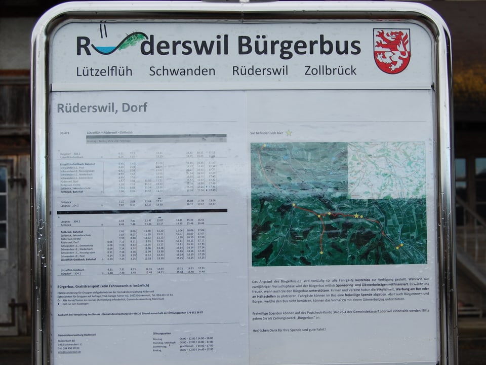 Die Tafeln an den Haltestellen des Bürgerbusses Rüderswil.
