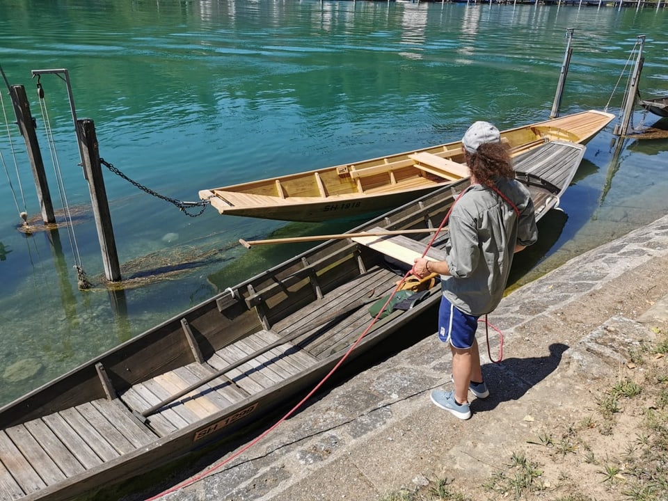 Mann zieht Weidling mit einem Seil vom Ufer aus