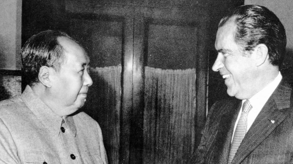 Auf einer schwarz-weiss Fotografie aus dem Jahr 1972 sieht man in der linken Bildhälfte Mao, rechts neben ihm Nixon.