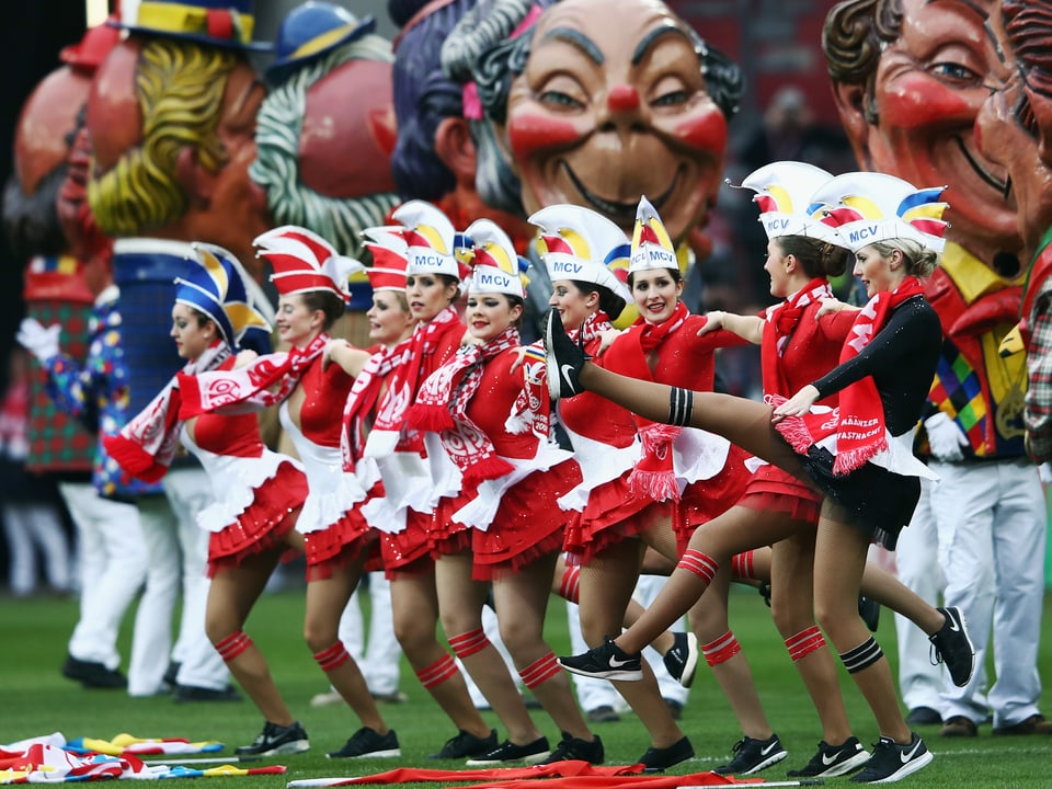 Tänzerinnen und Maskenträger verbreiten Karnevalsstimmung.