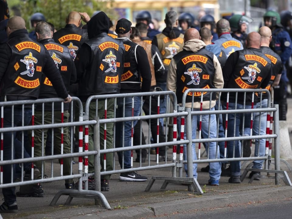 Mitglieder der Bandidos stehen am 30. Mai 2022 vor dem Gerichtsgebäude in Bern.