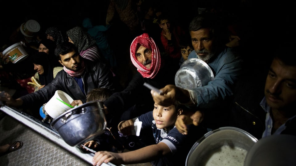 Menschen in einem Flüchtlingslager