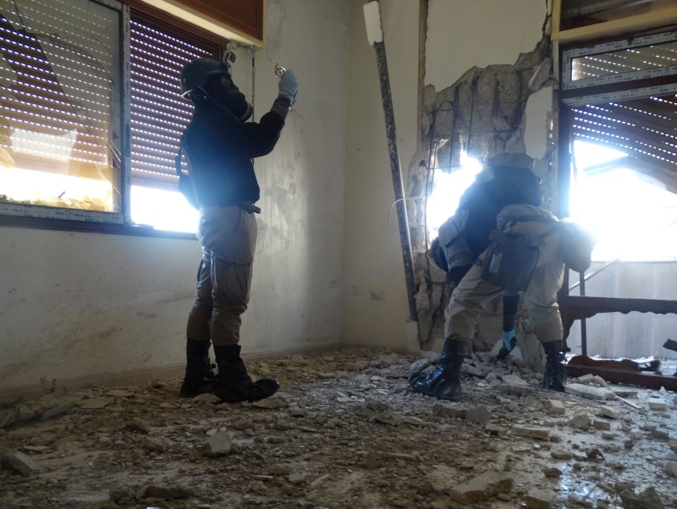 Chemiewaffen-Experten der UNO entnehmen in einer zerbombten Wohnung in Zamalka-Viertel von Damaskus Proben. (reuters)