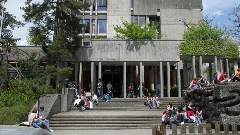 Schüler, die auf der Treppe vor der Kanti Wattwil sitzen. 