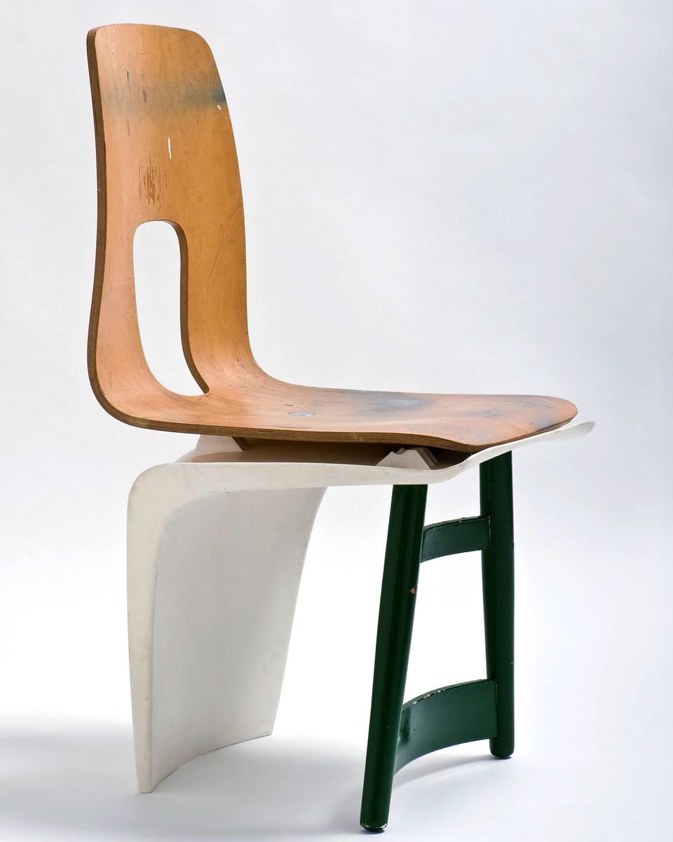 Ein Stuhl, der aus drei verschiedenen Stuhllehnen zusammengebaut ist.